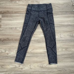 Lululemon size 6 black and white cropped leggings